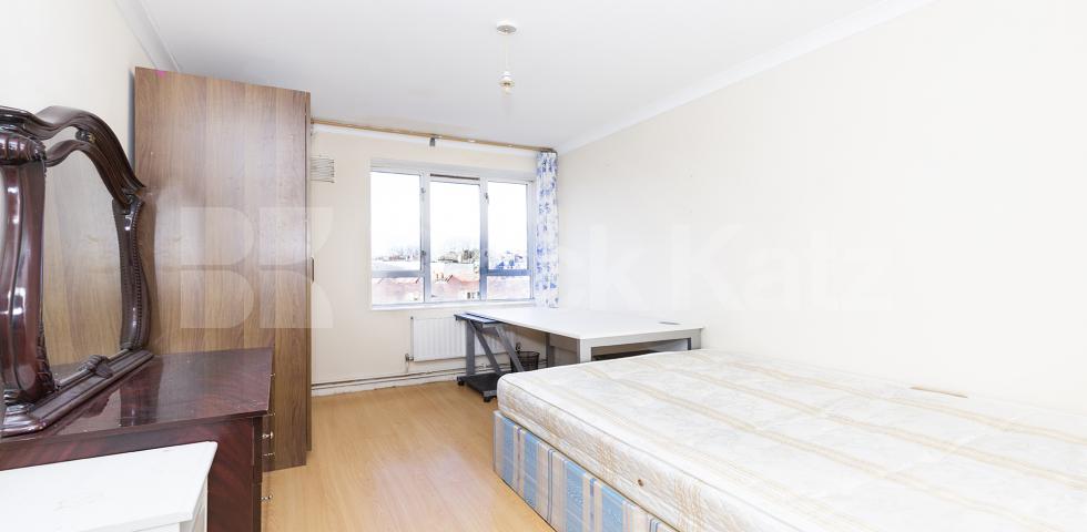 			4 BED PLUS LOUNGE, 4 Bedroom, 1 bath, 1 reception Apartment			 Windsor Street, ANGEL - ESSEX ROAD